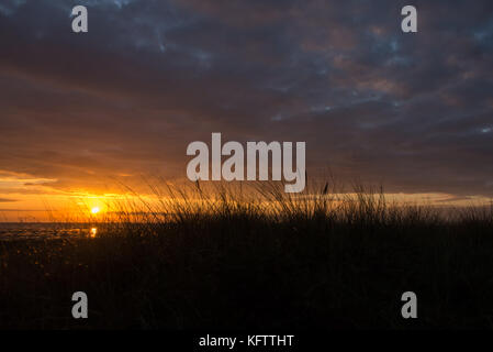 Sonnenuntergang über dem Meer vom formby Dünen, North West England Stockfoto