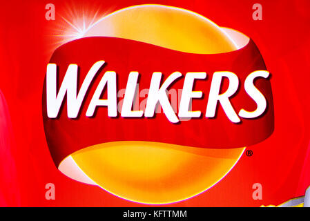 LONDON, UK - 10. OKTOBER 2017: Eine Nahaufnahme des Walkers-Logos auf einer Packung fertig gesalzener Crisps am 10. Oktober 2017. Stockfoto