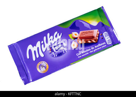 LONDON, UK - 10. OKTOBER 2017: Ein Studio-Bild einer Milka Schokoladenriegel auf weißem Hintergrund, am 10. Oktober 2017. Stockfoto