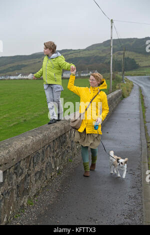 Familie wandern Hund, Ballintoy, Co Antrim, Nordirland Stockfoto