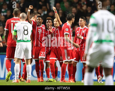 Kingsley Coman von Bayern München feiert das erste Tor seiner Mannschaft während des UEFA Champions League-Spiels der Gruppe B im Celtic Park, Glasgow. Stockfoto