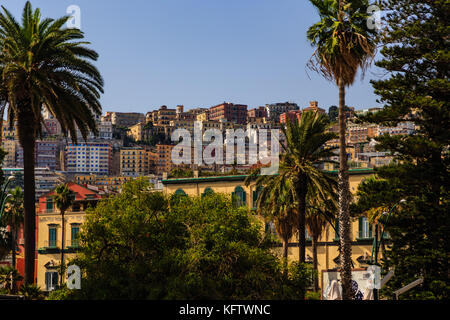 Blick auf die Stadt von der Stadt Park Villa Comunale, Neapel, Italien Stockfoto