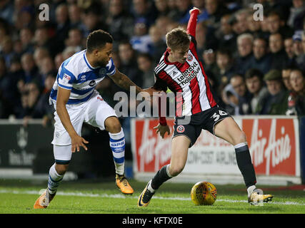 David Brooks von Sheffield United und die Jordan Cousins von Queens Park Rangers in Aktion während des Spiels während des Sky Bet Championship-Spiels in der Loftus Road, London. Stockfoto