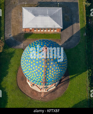 Kugelgasbehälter am Rhein-Herne-Kanal, BALL, ROLF GLASMEIER, Gelsenkirchen, Ruhrgebiet, Nordrhein-Westfalen, Deutschland, Erle, Gelsenkir Stockfoto