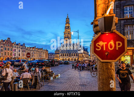 Café Leben auf der Place des Helden in Arras, Frankreich bei Sonnenuntergang Stockfoto