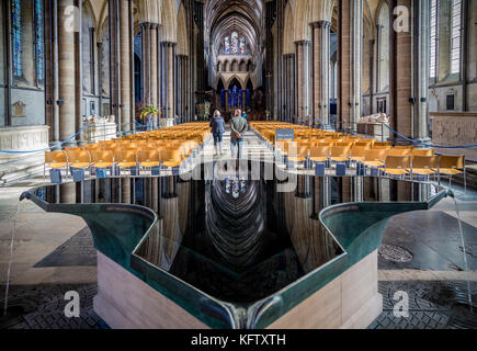 Licht in der Schrift in der Mitte der Kathedrale von Salisbury, Wiltshire, uk Stockfoto