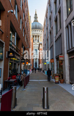 St Paul's Cathedral, eingerahmt von Geschäften und Cafés in der Nähe Stockfoto