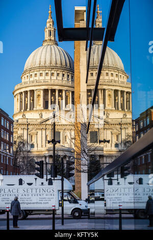 Der St. Paul Kathedrale Dome, London in Gebäude Fenstern reflektiert Stockfoto