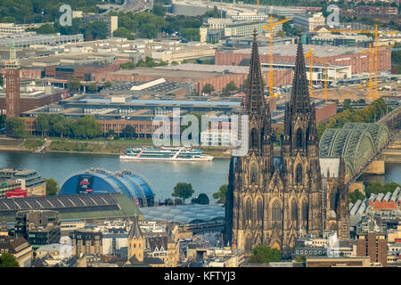 Kölner Dom, Köln-Zentrum, mit der Kölner Messe im Hintergrund, Domplatz, neben Römisch-Germanisches Museum, Köln, Rheinland, Nord Stockfoto