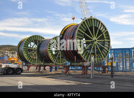 Drei große industrielle Papierrollen mit Kabel - wie Material. Vom Hafen in Drammen Norwegen Stockfoto