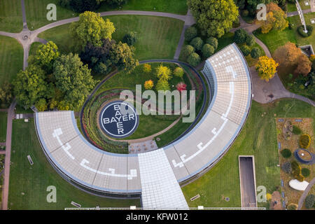 Logo Bayer im Garten der Zentrale Leverkusen, Chemiewerk Bayer AG, LANXESS Aktiengesellschaft, Chemiewerk am Rhein, Casino Stockfoto