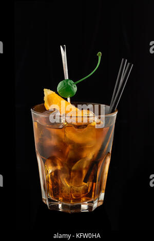 Cocktail auf schwarzem Hintergrund Stockfoto