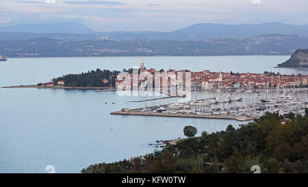 Izola, Slowenien - 14. Oktober: Antenne Landschaft von izola am 14. Oktober 2014. Stadt am Meer und Hafen für Yachten in Izola, Slowenien. Stockfoto