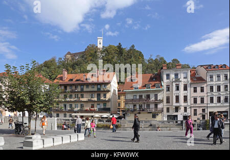 Ljubljana, Slowenien - 12. Oktober: die Menschen gehen mit neuen Platz in Ljubljana am 12. Oktober 2014. Fußgänger bei Novi trg in Ljubljana, Slowenien. Stockfoto