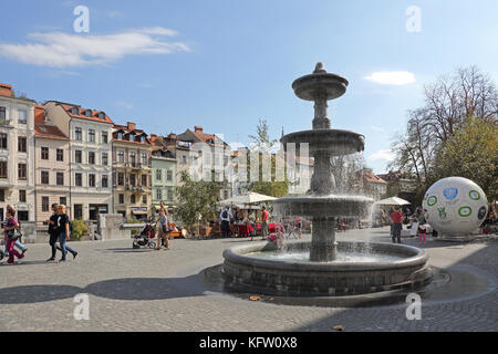 Ljubljana, Slowenien - 12. Oktober: Menschen zu Fuß in der Nähe von Brunnen am neuen Platz in Ljubljana am 12. Oktober 2014. Fußgänger bei Novi trg in Ljubljana, s Stockfoto