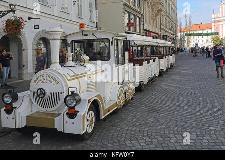 LJUBLJANA, SLOWENIEN - 12. OKTOBER: Touristenzug in Ljubljana am 12. OKTOBER 2014. Hop-on-Hop-off-Besichtigungstour in Ljubljana, Slowenien. Stockfoto