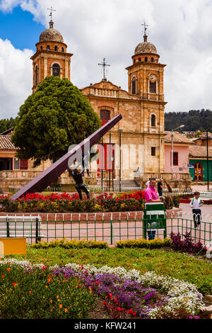 Kolumbien - die Kirche auf dem Hauptplatz in der Stadt Nemocón in der Abteilung Cundinamarca. In der Mitte des Platzes, ein Brunnen und Skulptur. Stockfoto