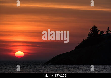 Sonnenuntergang, Sinclair Cove, Lake Superior, Lake Superior Provincial Park, Ontario, Kanada von Bruce Montagne/Dembinsky Foto Assoc Stockfoto