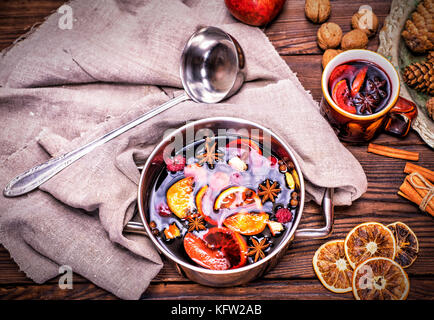 Glühwein in einem Topf auf einem braunen Holz- Hintergrund, Ansicht von oben Stockfoto