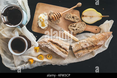 Frühstück eingestellt. cerve Kanne Kaffee, eine Tasse auf einem Küchenpapier Stockfoto