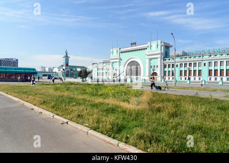 Nowosibirsk, Russland - 29. Juni 2017: Bau von Nowosibirsk Bahnhof in Sibirien. Es wurde 1939 erbaut. Stockfoto