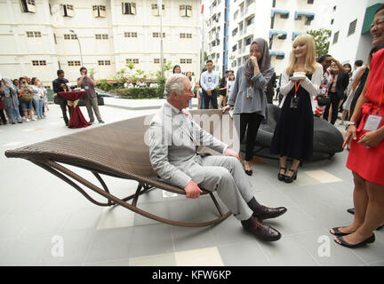 Der Prinz von Wales sitzt auf einen rockigen Tagesbett, von Studenten bei seinem Besuch in der Nanyang Akademie der bildenden Künste (nafa) in Singapur während eines 11-tägigen Herbst Tour durch Asien konzipiert. Stockfoto