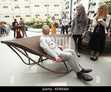 Der Prinz von Wales sitzt auf einen rockigen Tagesbett, von Studenten bei seinem Besuch in der Nanyang Akademie der bildenden Künste (nafa) in Singapur während eines 11-tägigen Herbst Tour durch Asien konzipiert. Stockfoto