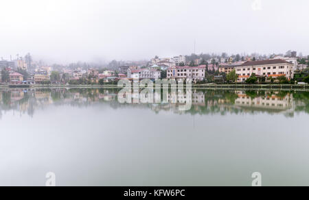 Sapa, Lao Cai, Vietnam - Oktober 2017: Panorama Sapa, Vietnam ist eine Reflexion von Wasser aus dem See in der Stadt Sapa. Im Hintergrund ist mounta Stockfoto