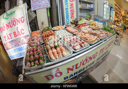 Sapa, Vietnam, 14. Oktober 2017: Grill Fleisch - die mehrere Tier Fleisch Bestandteil der berühmten vietnamesischen Speisen vom Grill Restaurant in Sapa district Stockfoto