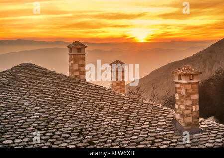 Tolle Aussicht von einem Schieferdach mit Schornsteinen eines traditionellen Hauses in Pilion auf dem Berg der Götter namens Olympos. Stockfoto