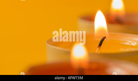 Brennende Kaffee - leuchtet mit weichem Licht Hintergrund Stockfoto