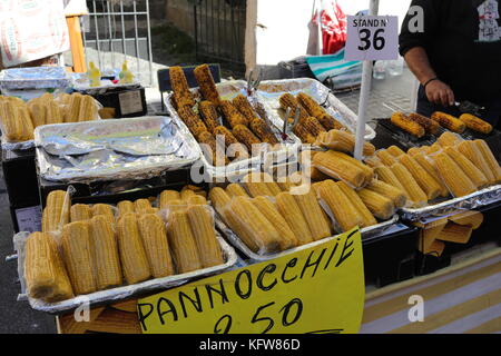 MANZIANA, Latium, Italien - Oktober 14, 2017: Anbieter Grillen der süssen Mais auf der Straße am Kastanienfest. Stockfoto