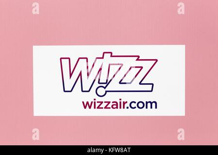 Lyon, Frankreich - 27. Mai 2017: wizzair Logo auf einer Wand. wizzair ist eine ungarische Billigfluggesellschaft mit Sitz in Budapest. Stockfoto