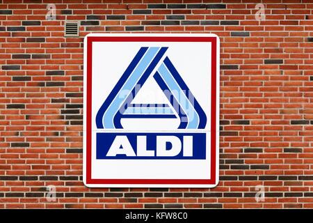Hjorring, Dänemark - 28. Juni 2015: Aldi Logo auf eine Wand. Aldi ist einer der führenden globalen Rabatt Supermarktkette mit über 10 000 Filialen in 18 Ländern Stockfoto