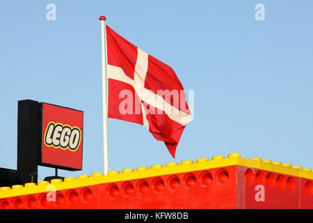 Billund, Dänemark - 12. November 2015: Lego Logo auf einem Gebäude. Lego ist eine Linie aus Kunststoff Spielzeug, die von der Gruppe lego hergestellt werden Stockfoto