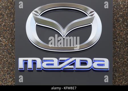 Skanderborg, Dänemark - 21. Oktober 2017: Mazda Logo auf einer Fassade. Mazda ist ein japanischer Automobilhersteller in fuchu, Japan Stockfoto