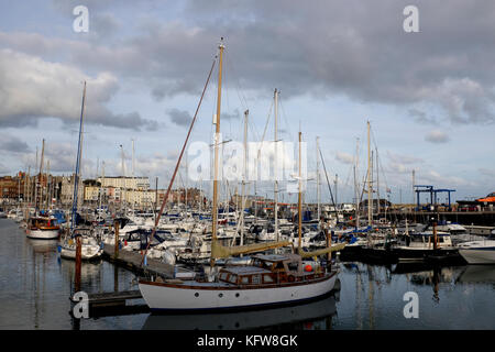 Boote in der königlichen Jachthafen von ramsgate Stadt im East Kent uk Oktober 2017 Stockfoto