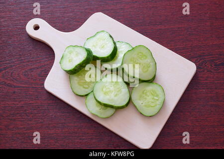 Schneiden Gurke auf einem hölzernen Schneidebrett. Schritt für Schritt das Kochen. Stockfoto