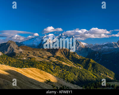 Blick vom Sellajoch in Richtung marmolada Berg, Dolomiten, Südtirol, Südtirol, Italien, Europa Stockfoto