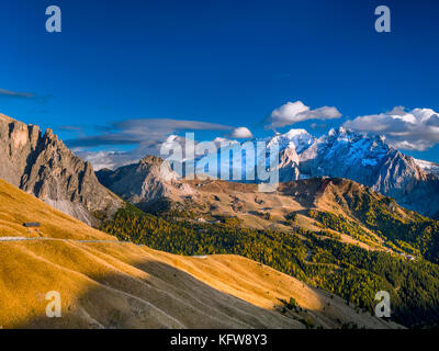 Blick vom Sellajoch in Richtung marmolada Berg, Dolomiten, Südtirol, Südtirol, Italien, Europa Stockfoto