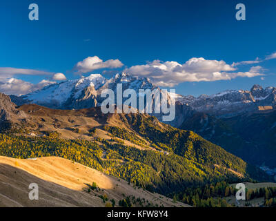 Blick vom Sellajoch in Richtung marmolada Berg, Dolomiten, Südtirol, Südtirol, Italien, Europa Stockfoto