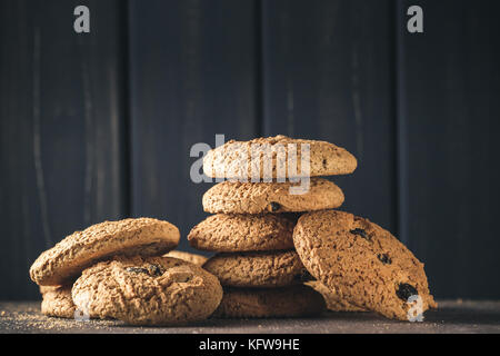 Stapel von oat Cookies über dunklen Hintergrund Stockfoto