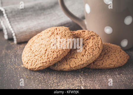 Oat Cookies auf Braun rustikal Hintergrund mit Platz für Ihren Text Stockfoto