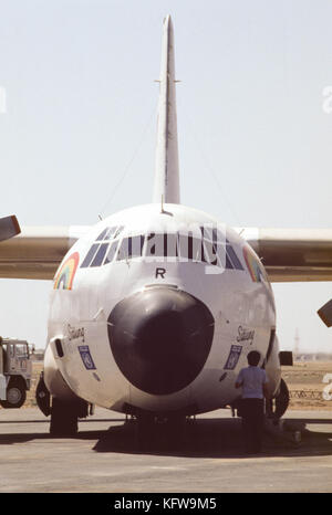 Khartum, Sudan - September 1986 - Ein 1 Million Dollar Dollar Dollar schweres Hilfsprojekt für die Opfer von Hungersnöten in der vom Krieg verwüsteten Südsudan „Operation Rainbow“ ist wegen der Auseinandersetzung mit politischen Überlegungen zwischen der sudanesischen Regierung und den Rebellengebieten mit bürokratischem Aufwand verbunden. Das gecharterte C-130 Hercules-Flugzeug bereitet sich auf die Lieferung von 210 Tonnen Nahrung pro Woche vor, mit zwei Flügen täglich, um Hunger und Mangelernährung zu verhindern. Finanziert wird es von den Vereinten Nationen, den Niederlanden, den Vereinigten Staaten, Kanada, dem Kinderhilfswerk der Vereinten Nationen und dem Welternährungsprogramm. Staffan D. de Mistura (Khaki ja Stockfoto