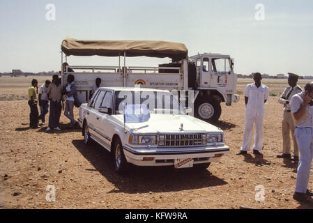 Khartum, Sudan - September 1986 - Ein 1 Million Dollar Dollar Dollar schweres Hilfsprojekt für die Opfer von Hungersnöten in der vom Krieg verwüsteten Südsudan „Operation Rainbow“ ist wegen der Auseinandersetzung mit politischen Überlegungen zwischen der sudanesischen Regierung und den Rebellengebieten mit bürokratischem Aufwand verbunden. Das gecharterte C-130 Hercules-Flugzeug bereitet sich auf die Lieferung von 210 Tonnen Nahrung pro Woche vor, mit zwei Flügen täglich, um Hunger und Mangelernährung zu verhindern. Finanziert wird es von den Vereinten Nationen, den Niederlanden, den Vereinigten Staaten, Kanada, dem Kinderhilfswerk der Vereinten Nationen und dem Welternährungsprogramm. Staffan D. de Mistura (Khaki ja Stockfoto