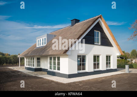 Neu luxuriöse Villa mit Strohdach in den Niederlanden bauen Stockfoto