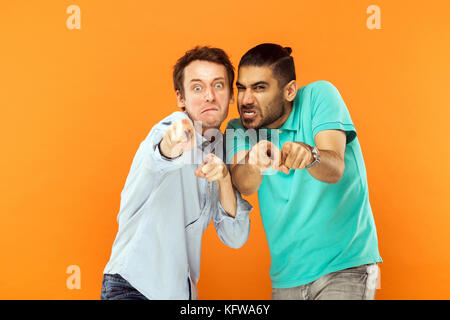 Hey Du! Zwei ausdrucksstarke Comic, Grimassen bei Camera. Pointing Finger Kamera. studio Shot Stockfoto