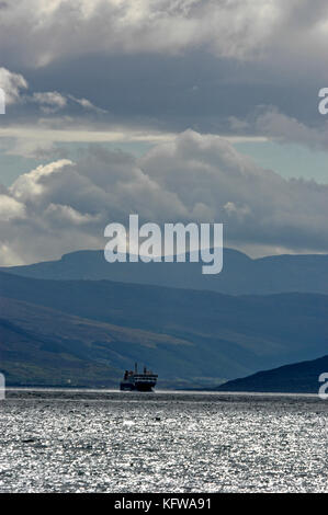 Die tägliche Caledonian MacBrayne Car Ferry Service Segel am Loch Broom Ullapool nach Stornoway auf den westlichen Inseln, Schottland Stockfoto