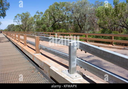 Main über mächtige Fitzroy River in der Nähe von Derby, North Western Australia, ist willare der 1.280 m langen (390 Meter) Brücke mit einem Spaziergang weg. Stockfoto