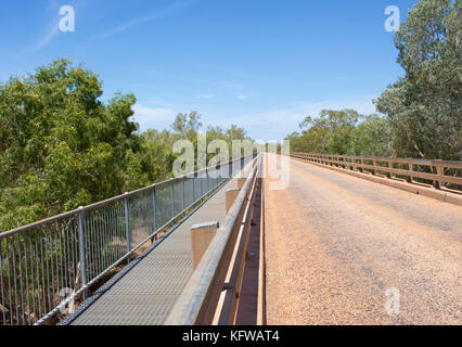 Main über mächtige Fitzroy River in der Nähe von Derby, North Western Australia, ist willare der 1.280 m langen (390 Meter) Brücke mit einem Spaziergang weg. Stockfoto